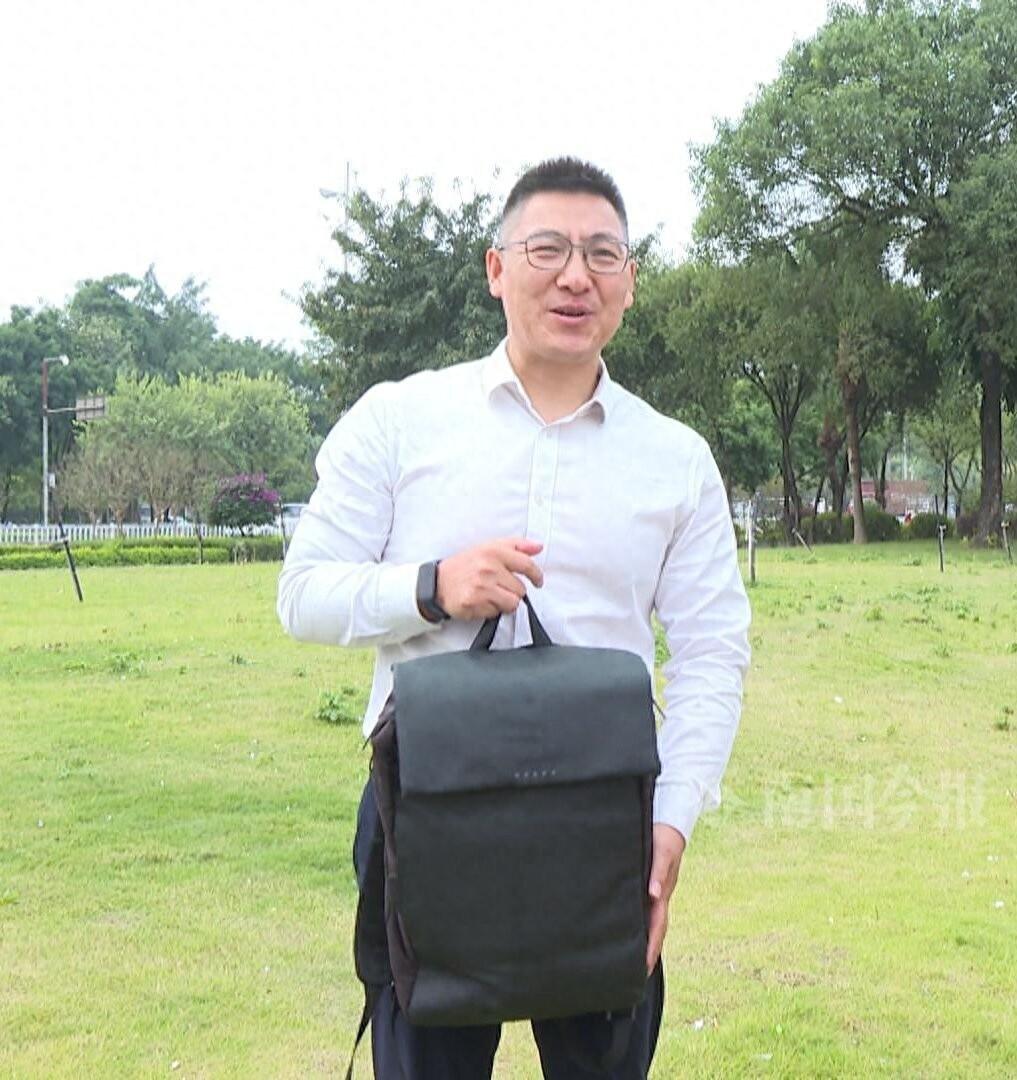 点赞柳州环卫工人！拾金不昧归还笔记本电脑，失主直呼太重要  第1张