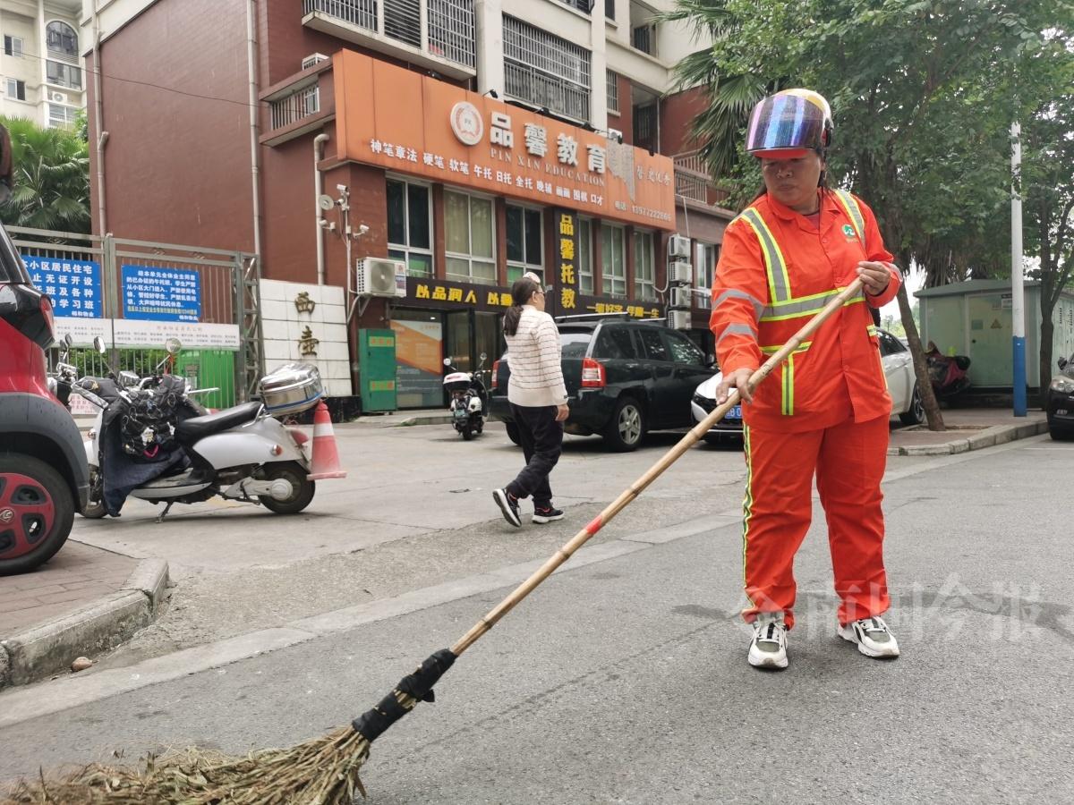 点赞柳州环卫工人！拾金不昧归还笔记本电脑，失主直呼太重要  第3张