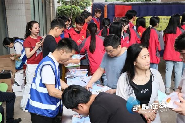 2024 年消防宣传月启动，长龙街道演练进小区，提升安全意识与避险能力  第2张