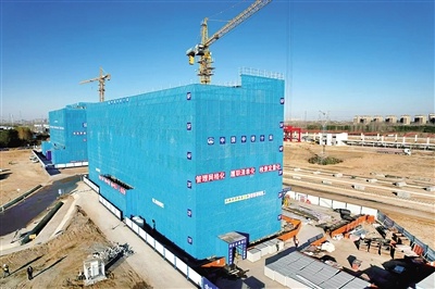 郑州铁路枢纽新里程碑：大机生产楼封顶，为铁路检修与钢轨焊接奠定坚实基础