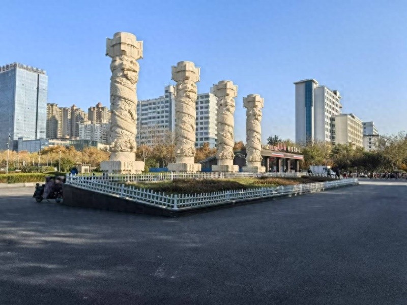南风广场焕新颜：沥青路如黑色绸缎，花坛祥云图案寓意吉祥幸福