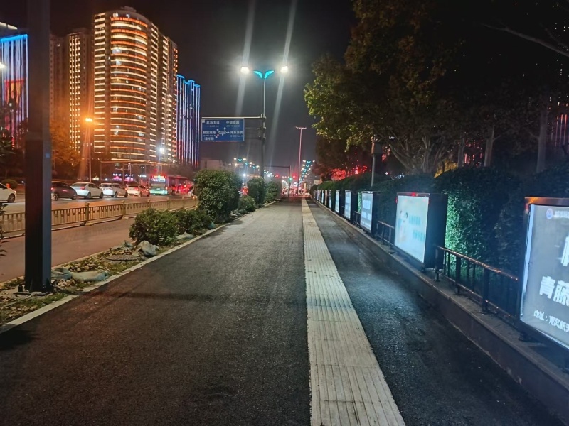 南风广场焕新颜：沥青路如黑色绸缎，花坛祥云图案寓意吉祥幸福  第3张