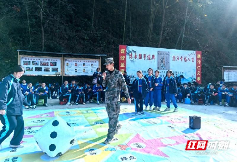 12月2日，津市市德雅中学八年级学生校外研学活动：翦伯赞故居探秘与枫林花海奇遇记  第1张