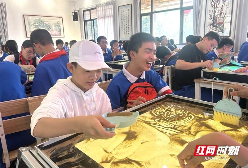 12月2日，津市市德雅中学八年级学生校外研学活动：翦伯赞故居探秘与枫林花海奇遇记  第4张
