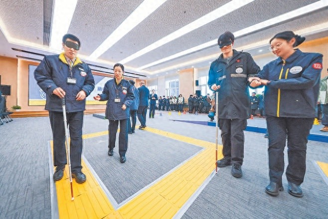 国际残疾人日，京港地铁员工亲身体验特殊乘客出行困难，换位思考提升服务质量  第1张