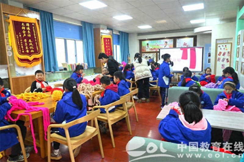 冬日暖阳下的校园温情：学生编织围巾，传递无声的感谢与敬意  第1张