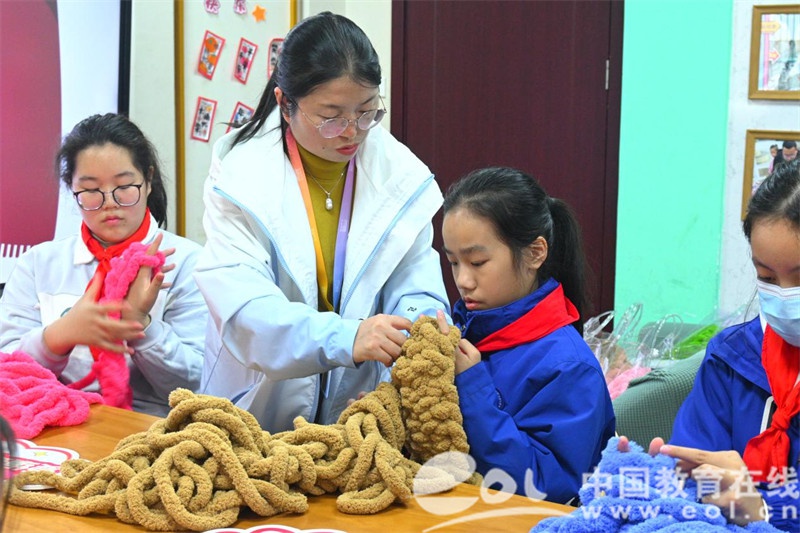冬日暖阳下的校园温情：学生编织围巾，传递无声的感谢与敬意  第3张