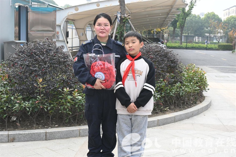 冬日暖阳下的校园温情：学生编织围巾，传递无声的感谢与敬意  第4张