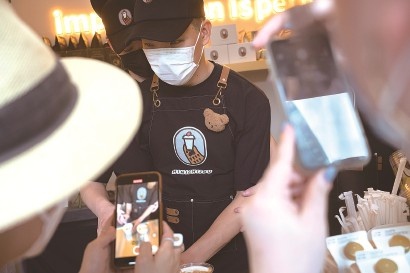 在黑暗中品味光明:熊爪咖啡新店开业,带你触碰盲人的世界 第2张 在黑暗中品味光明:熊爪咖啡新店开业,带你触碰盲人的世界 第2张