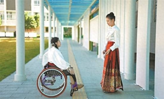 轮椅上的汉服梦：周芹妃为残障学生张曼圆梦，感动无数人