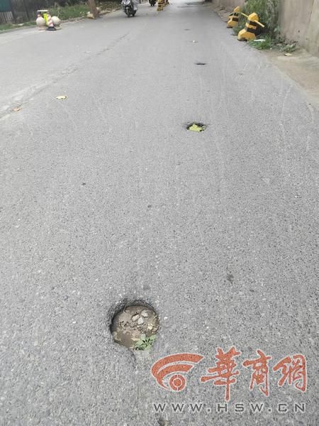 西安莲湖区道路坑洼如雷区，居民出行安全谁来保障？  第3张