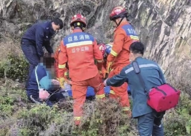 深山救援：警察蓝、救援橙、急救绿联手架起生命桥梁，齐心协力救治受伤男子