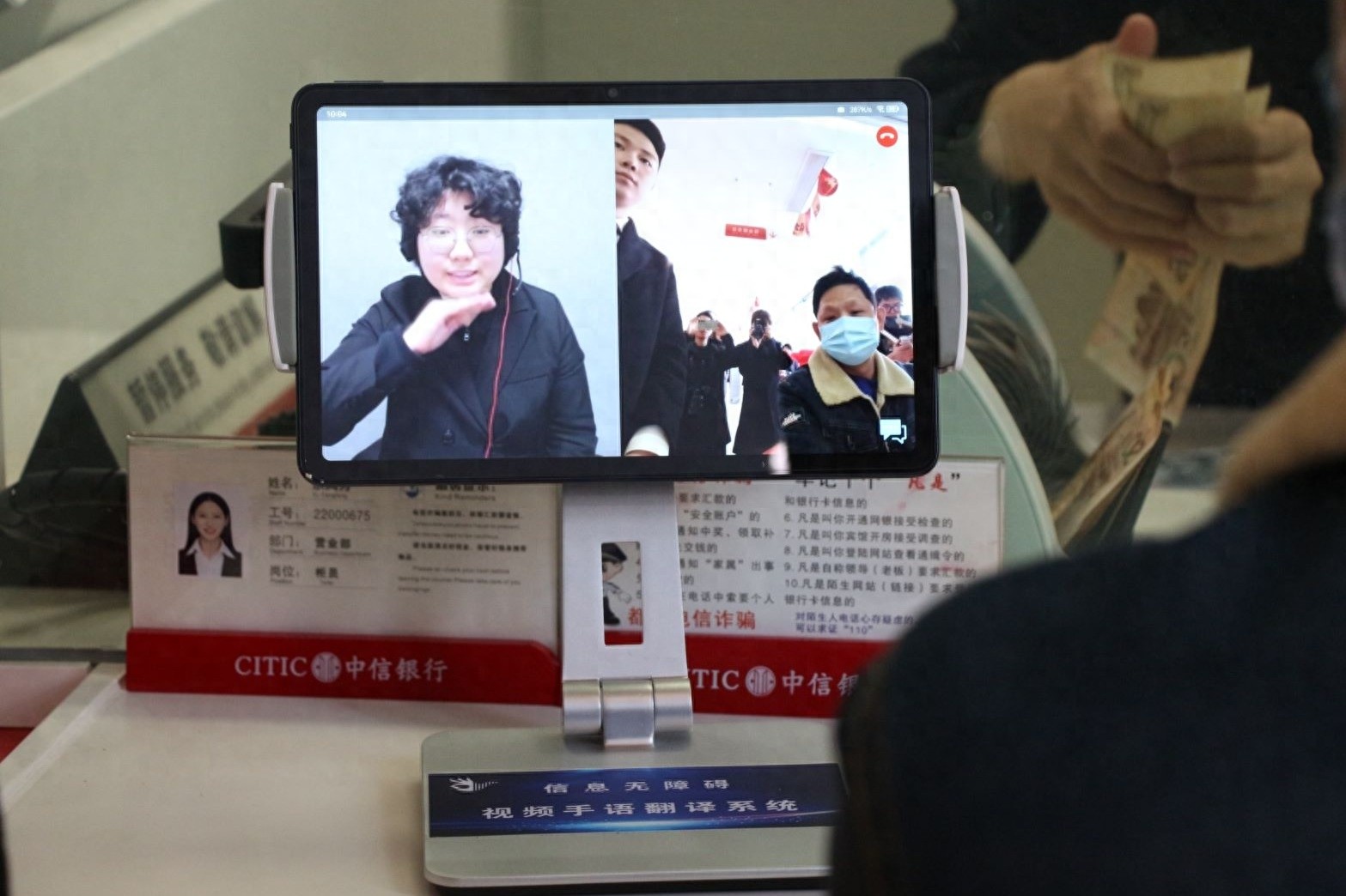 中信银行汉口支行无障碍服务升级，残疾人李先生体验后感叹：在这里办事很方便