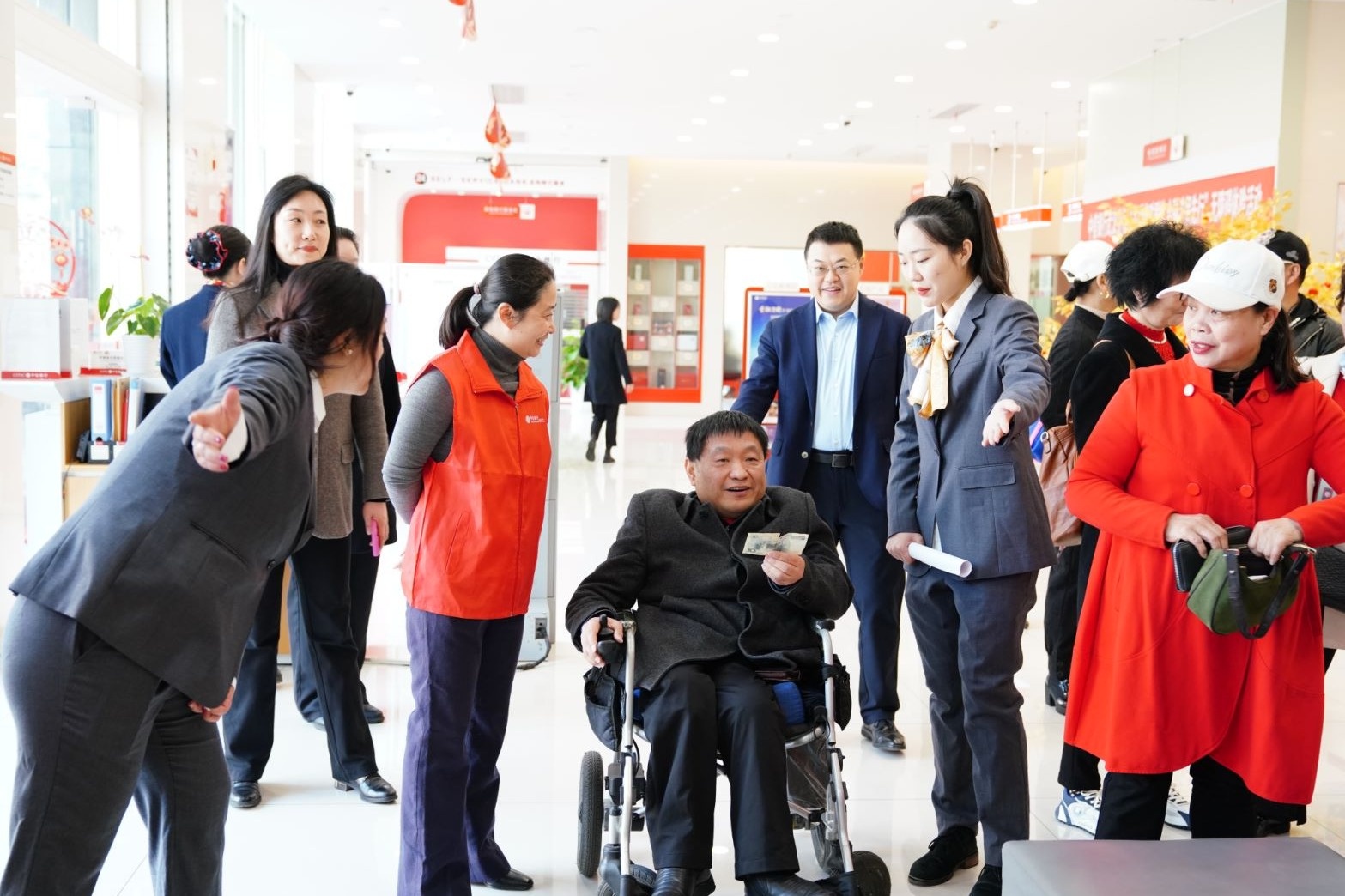 中信银行汉口支行无障碍服务升级，残疾人李先生体验后感叹：在这里办事很方便  第2张