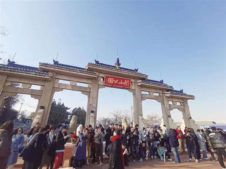 兰哈顿爆火现场：网红打卡地人潮汹涌，短视频博主争相秀场  第2张