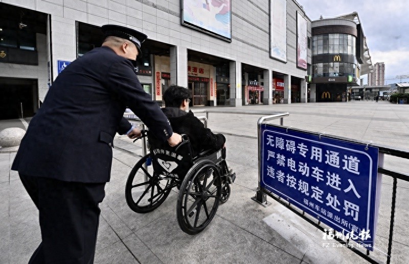 福州火车站新添双C弧形无障碍通道，为特殊旅客带来便捷出行体验