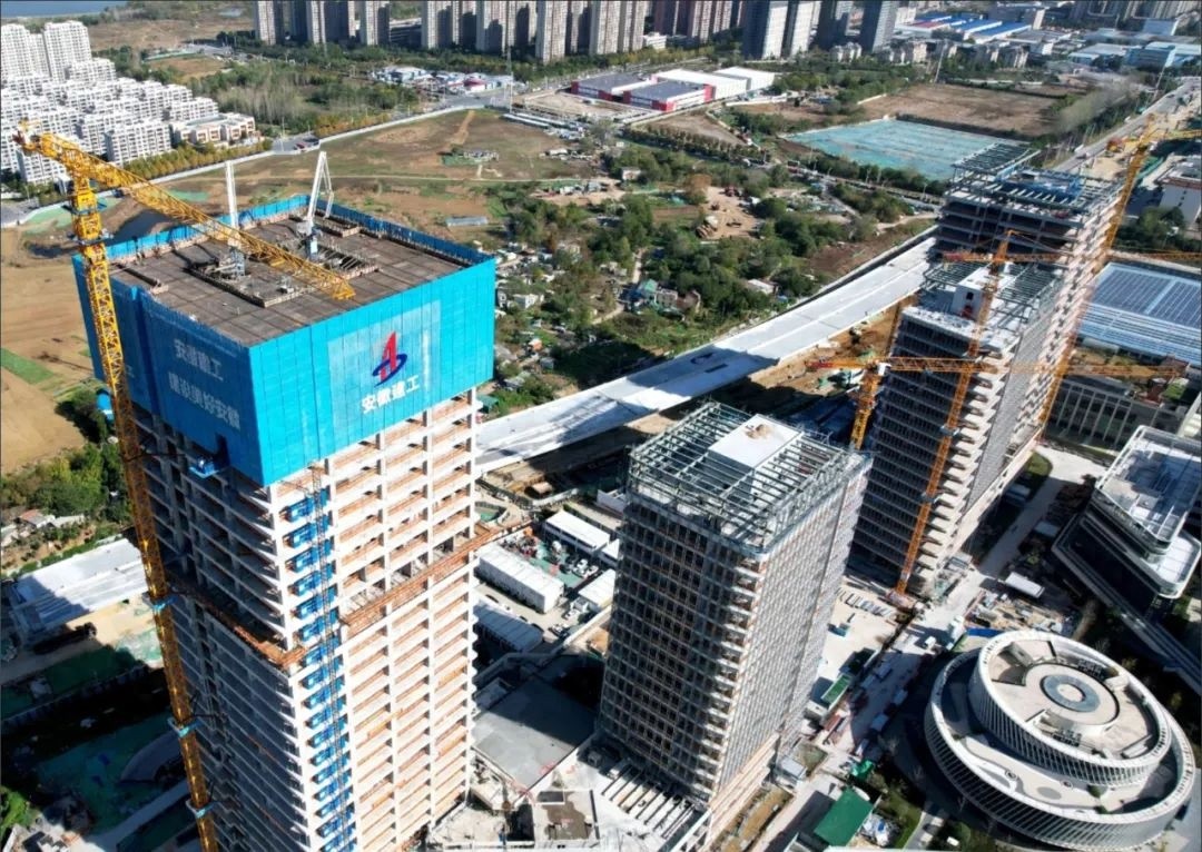 140米超高层建筑A1栋主体封顶，合肥西南部产业发展新地标崛起