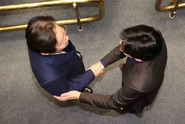 韩国国会紧急会议通过解除戒严决议，朝野党首握手交谈引关注  第1张