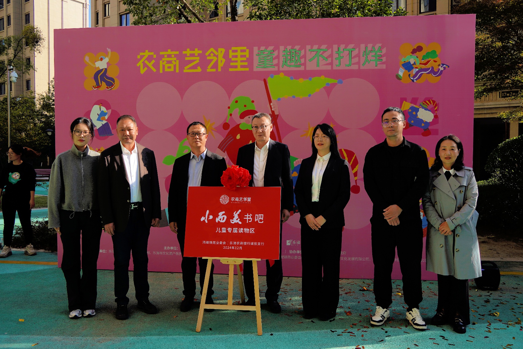小而美书吧惊艳亮相！流动图书车直达家门口，200册新书等你来读  第2张