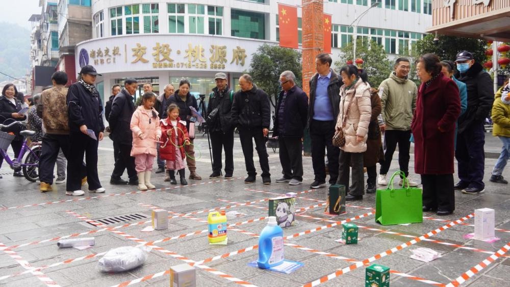 鹤峰县宪法宣传周：法治趣味互动，小学生立志守法，全民学法热潮掀起  第2张