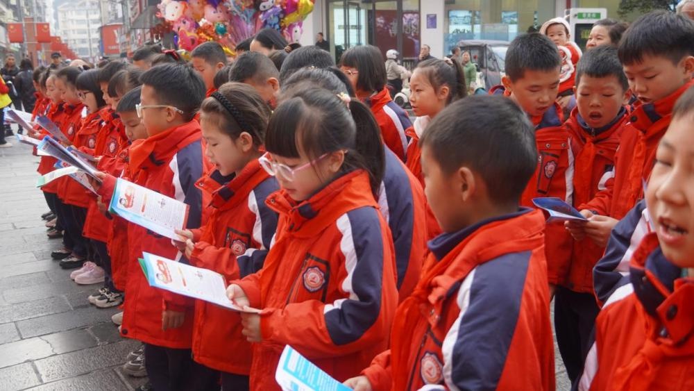 鹤峰县宪法宣传周：法治趣味互动，小学生立志守法，全民学法热潮掀起  第4张