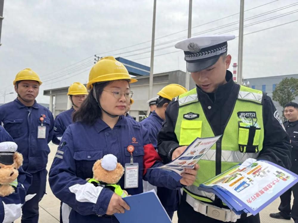 第13个全国交通安全日：苍溪县民警走进企业，面对面讲解交通安全知识，筑牢安全防线  第1张