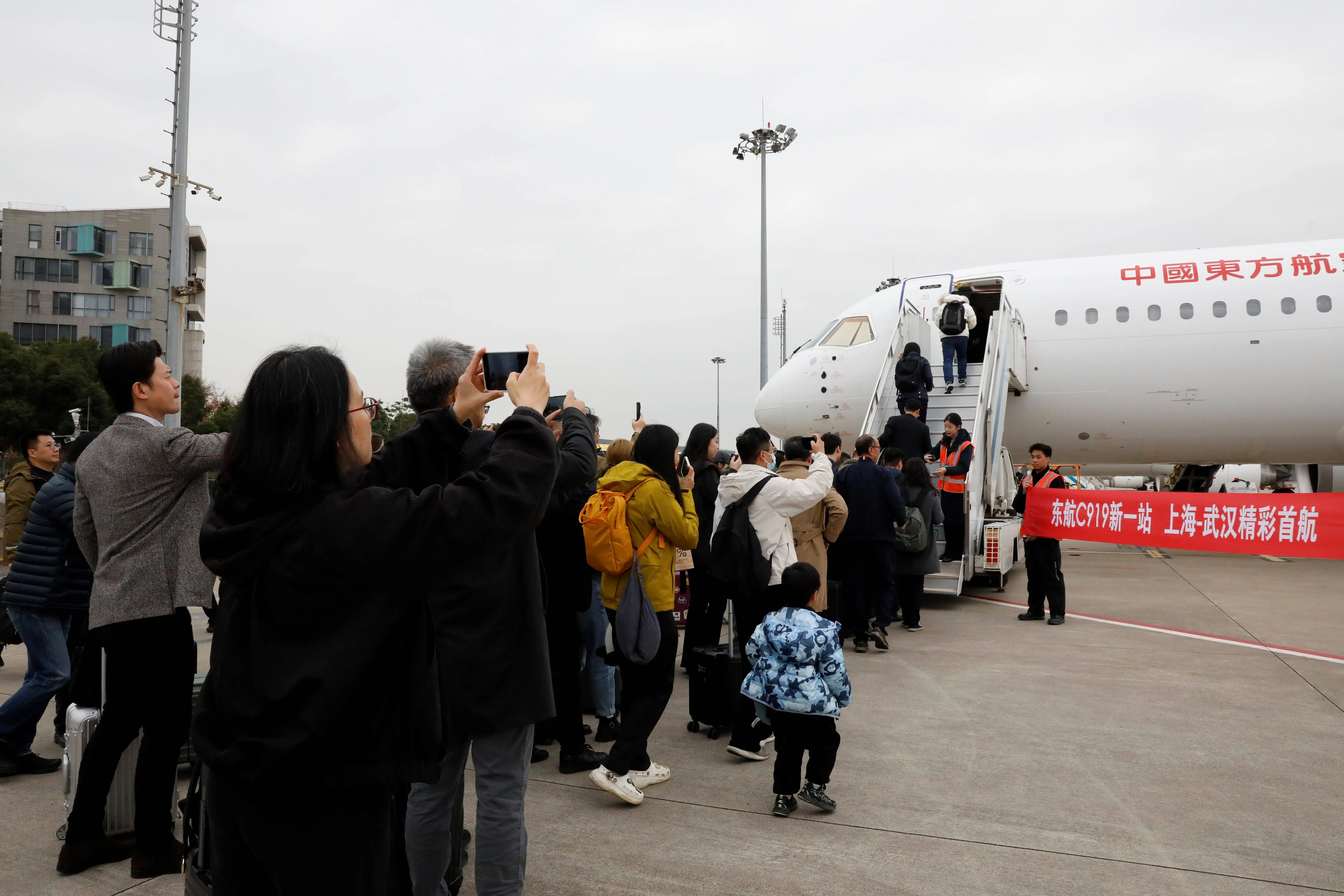 C919国产大飞机再添新航线！东航MU5385首航武汉，142名旅客见证历史时刻  第1张