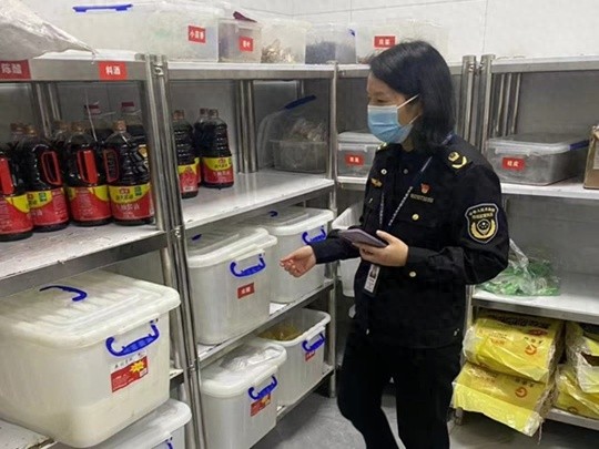 中牟县市场监督管理局突击检查学校食堂，确保师生饮食安全，你家孩子吃得放心吗？