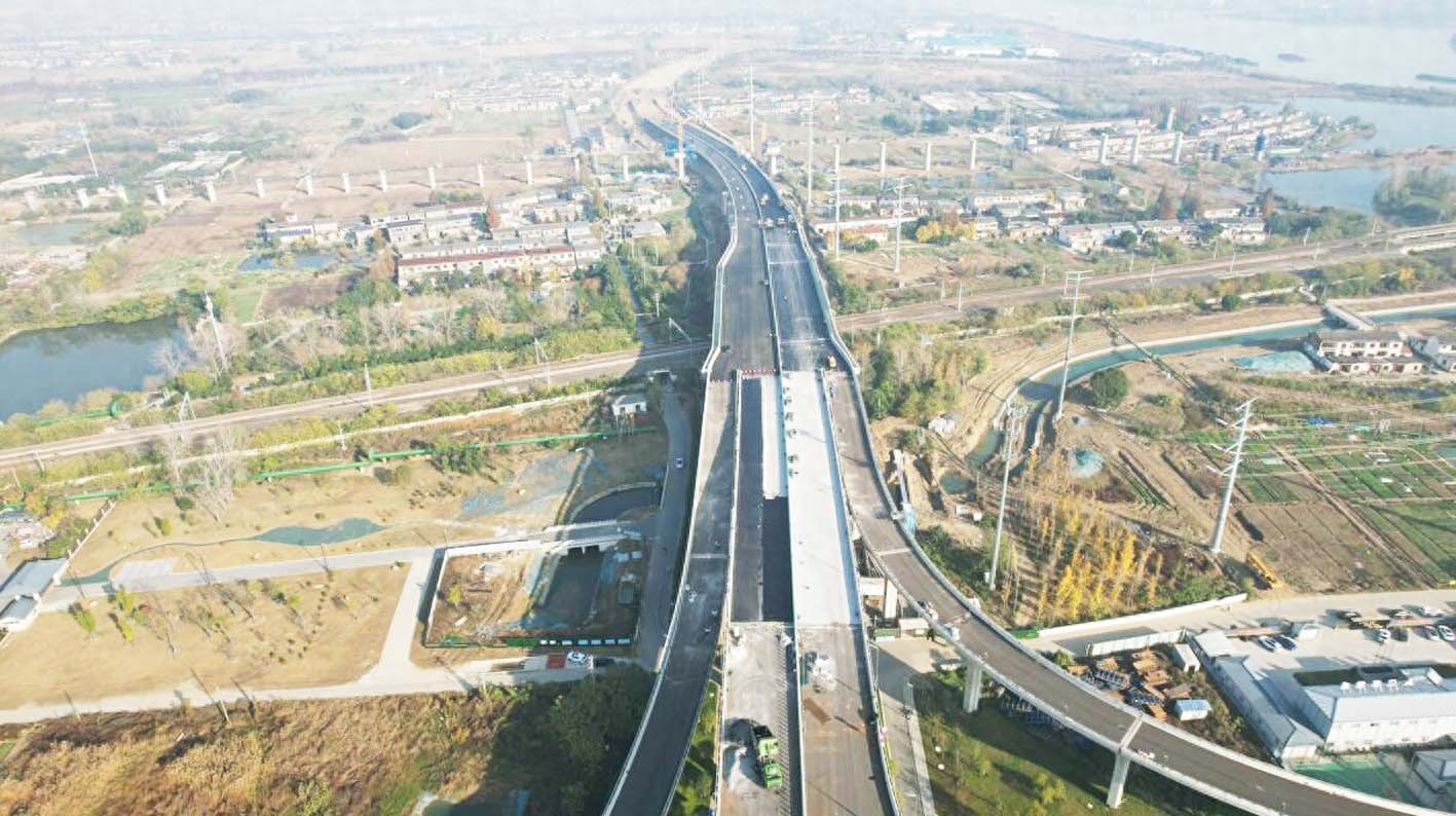 扬州运河快速路北延工程即将通车，660米高架桥沥青摊铺完成，月底主线通车倒计时  第1张