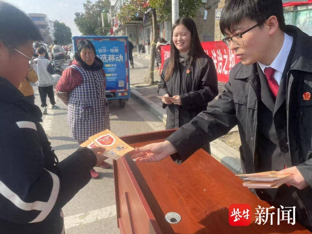 12月4日，盐都区龙冈镇宪法宣传周活动火热进行，宪法知识走进千家万户
