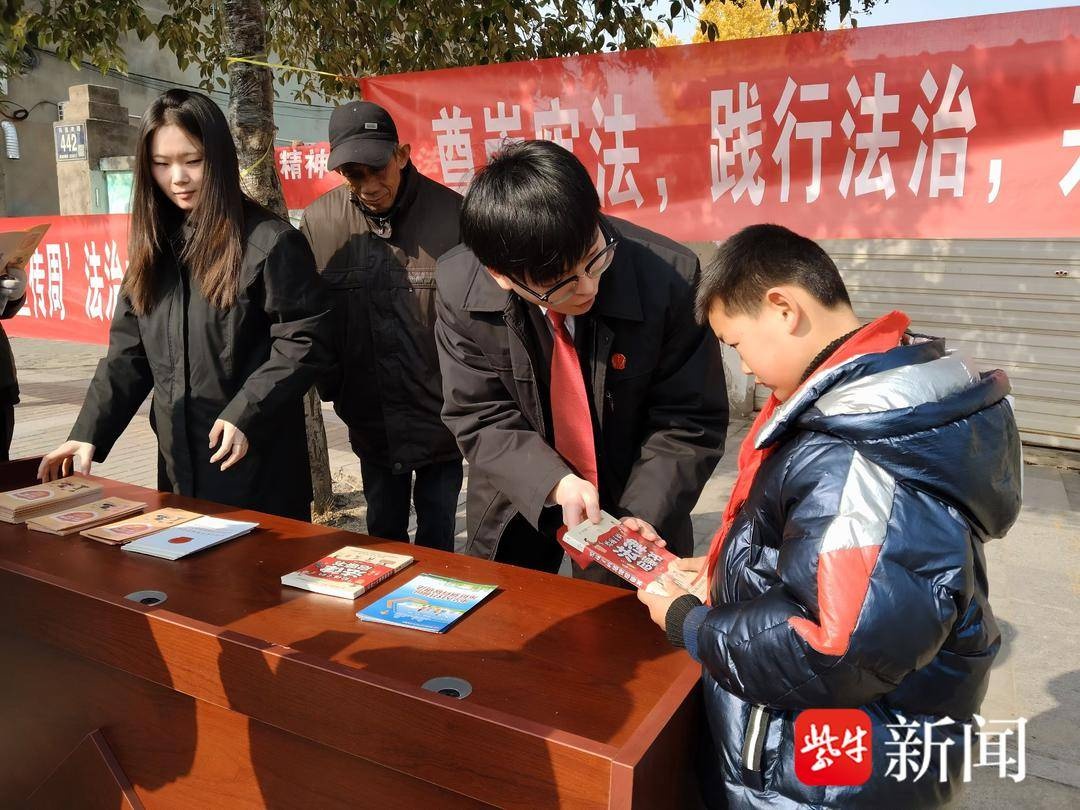 12月4日，盐都区龙冈镇宪法宣传周活动火热进行，宪法知识走进千家万户  第4张