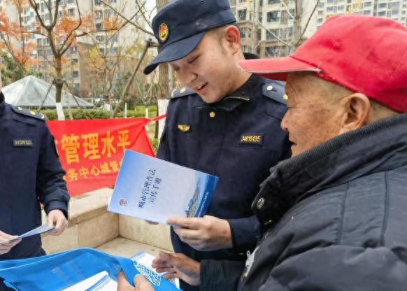 城西桥城管中队宪法日普法活动：让法律走进千家万户，守护美好生活  第1张