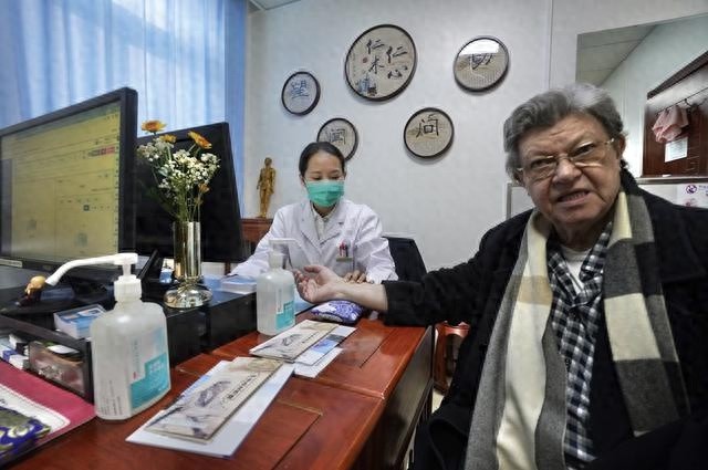 朝阳区中医馆圈粉洋患者，老外体验传统医药魅力，针灸按摩成新宠