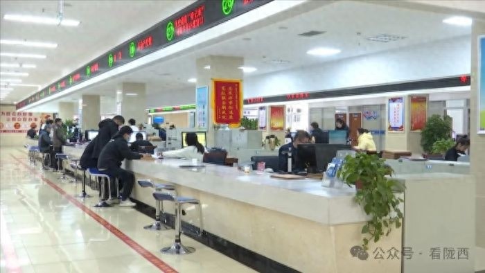 陇西县破解不动产登记难题，市民高娟亲历一站式高效服务，幸福感爆棚