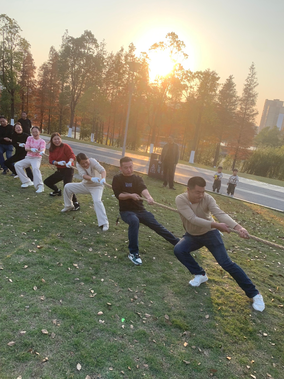 12月2日临湘市血吸虫病预防控制中心工会拔河比赛：团结奋进展风采，凝心聚力谱新篇  第3张