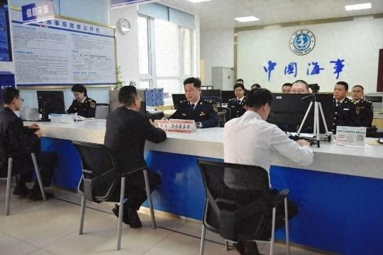 湛江海事局首届政务服务日：面对面架起便民利企连心桥，零距离感受海事服务温度  第1张
