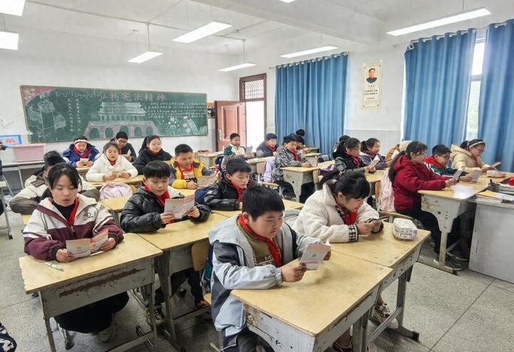 12月3日盱眙县校园普法活动：宪法晨读、国旗法讲座、手抄报评选，点燃青少年爱国情怀  第1张
