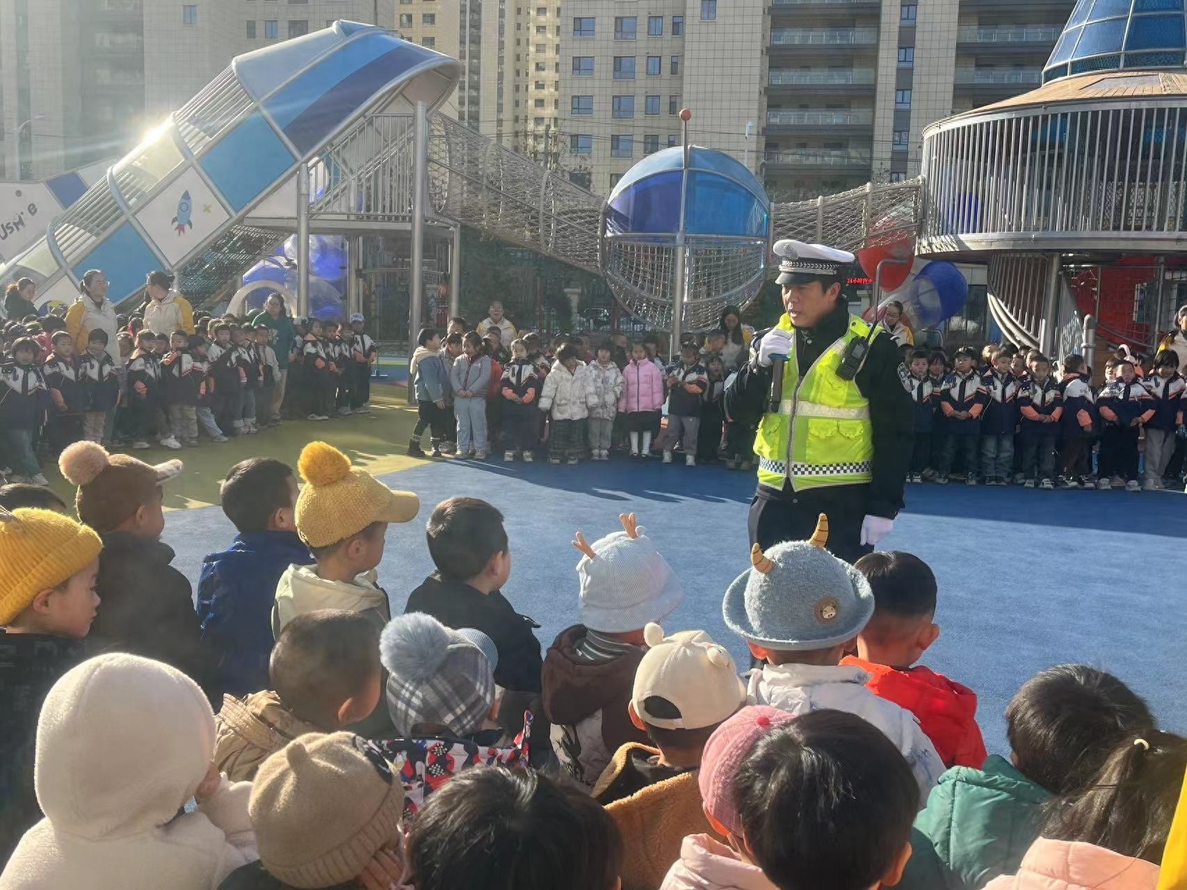 12月4日静宁县公安局交巡警大队深入校园，生动讲解交通安全知识，携手共创文明交通  第1张