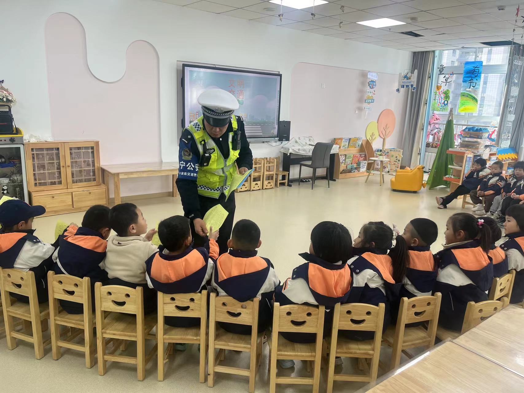 12月4日静宁县公安局交巡警大队深入校园，生动讲解交通安全知识，携手共创文明交通  第2张
