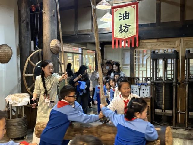 2024年长沙雨花非遗馆奇遇记:2305中队少先队员的非遗探索之旅 第3张 2024年长沙雨花非遗馆奇遇记:2305中队少先队员的非遗探索之旅 第3张