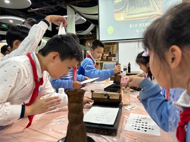 2024年长沙雨花非遗馆奇遇记:2305中队少先队员的非遗探索之旅 第5张 2024年长沙雨花非遗馆奇遇记:2305中队少先队员的非遗探索之旅 第5张