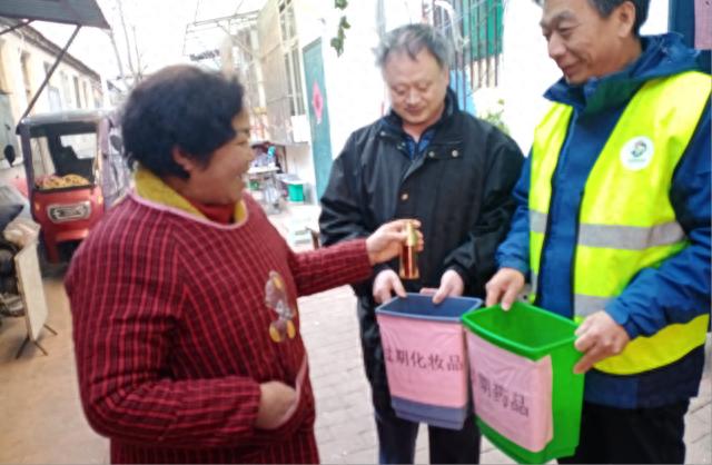 12月4日，德胜街社区掀起有害垃圾集中投放热潮，居民热情高涨，环保意识大提升  第1张
