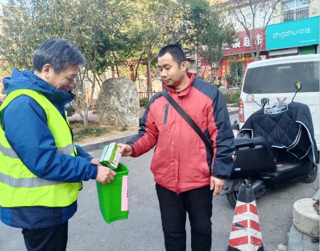 12月4日，德胜街社区掀起有害垃圾集中投放热潮，居民热情高涨，环保意识大提升  第3张
