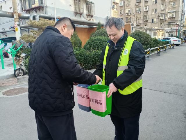 12月4日，德胜街社区掀起有害垃圾集中投放热潮，居民热情高涨，环保意识大提升  第4张