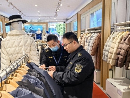 鹰潭市严查羽绒服市场，10批次热销产品被抽检，保障消费者温暖过冬