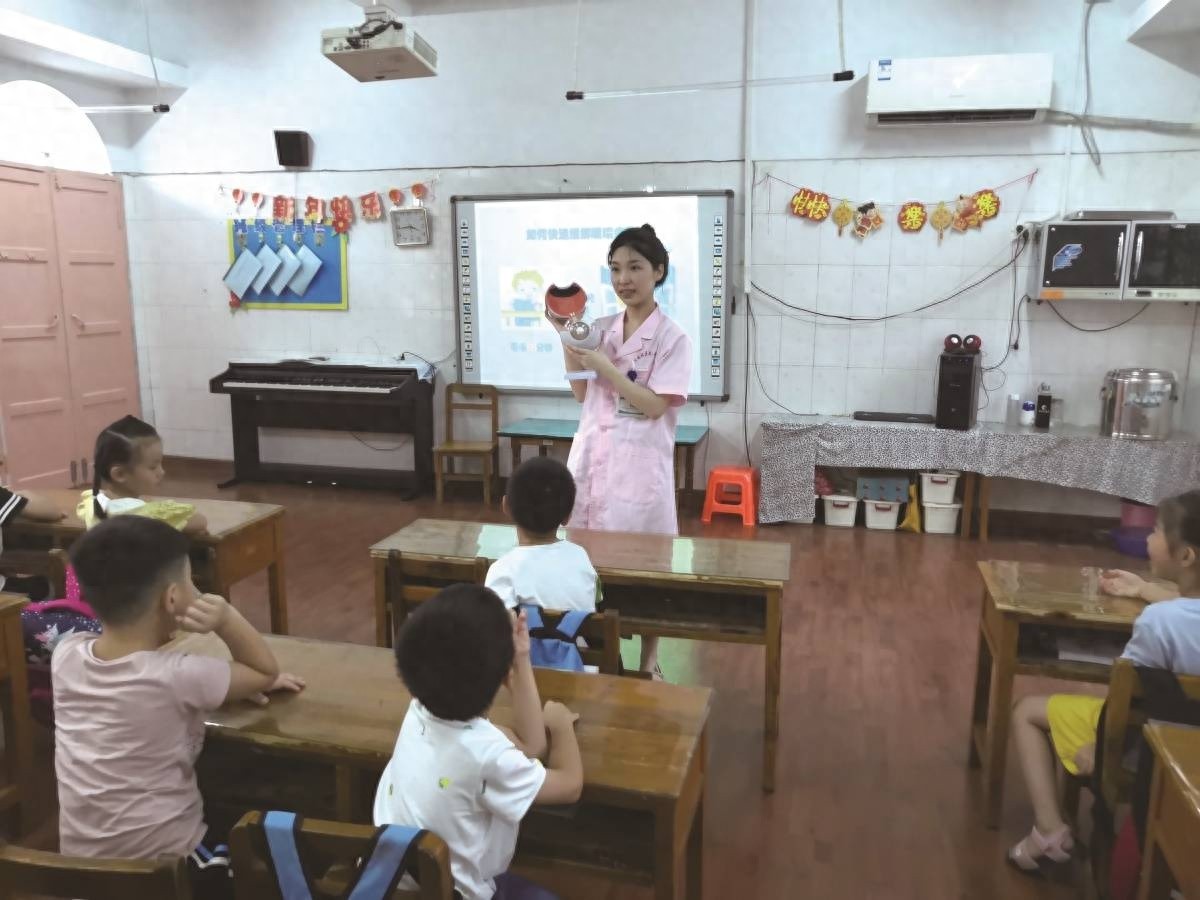 34岁女医生守护3000儿童健康，背后的压力你想象不到  第1张