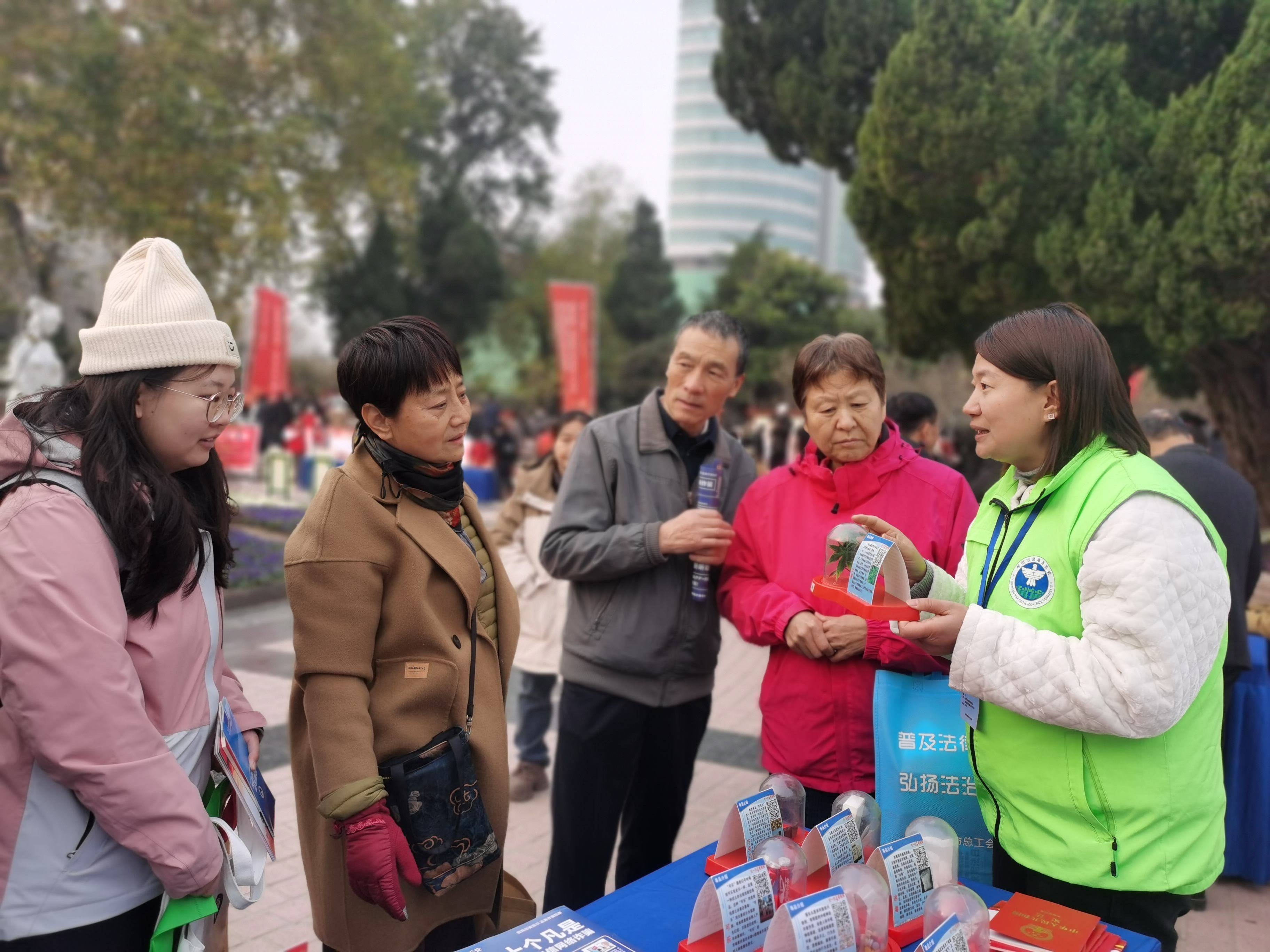 12·4国家宪法日：郑州金水分局进校园，禁毒普法齐聆听，法治之光伴我行  第3张