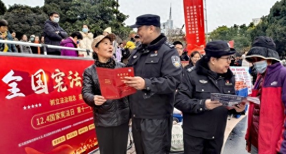 12月4日，河南多地宪法宣传活动火热进行，全民学法氛围浓厚  第1张