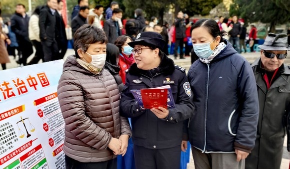 12月4日，河南多地宪法宣传活动火热进行，全民学法氛围浓厚  第2张