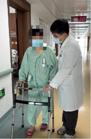 83岁黄婆婆右膝疼痛10年，机器人手术后奇迹般康复，大湾区医疗技术再创新高  第1张